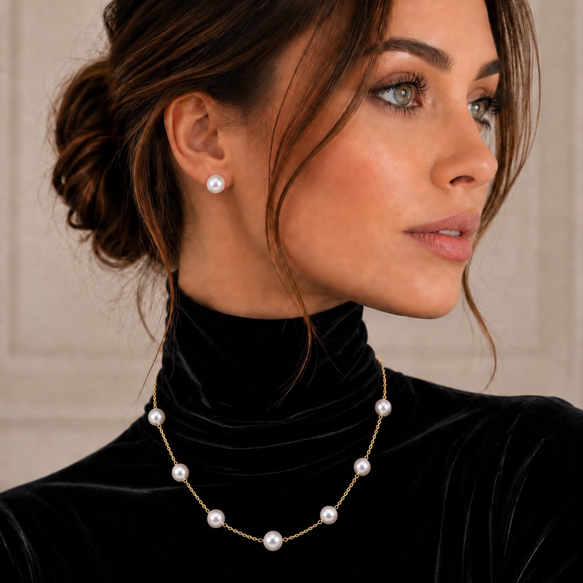 Model wearing Venus gold pearl necklace